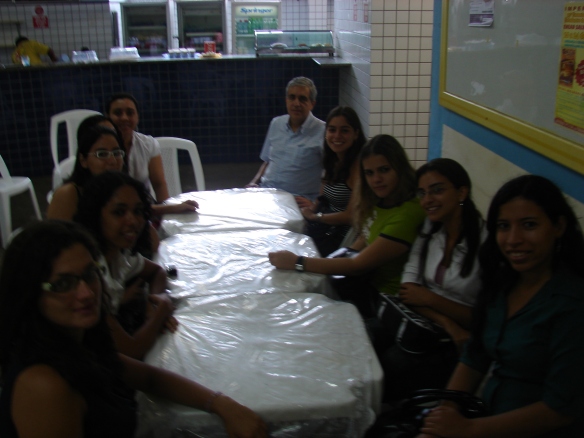 Castello, na cantina da Faculdade São Luís, em companhia das alunas
